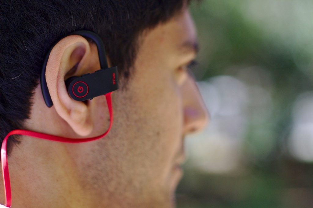 pria dengan headset murah berkualitas
